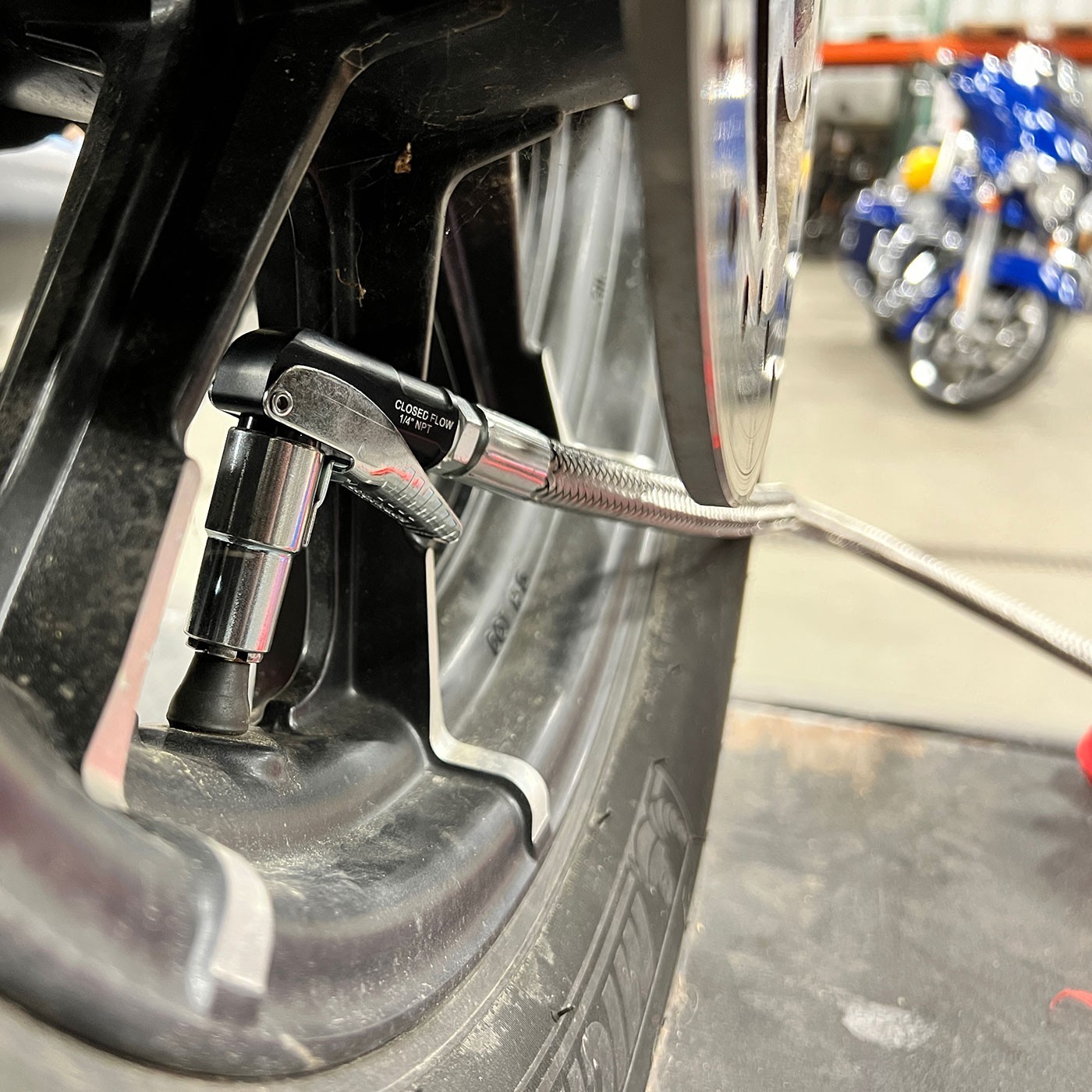 LOCKNFLATE® LOCKING AIR CHUCK