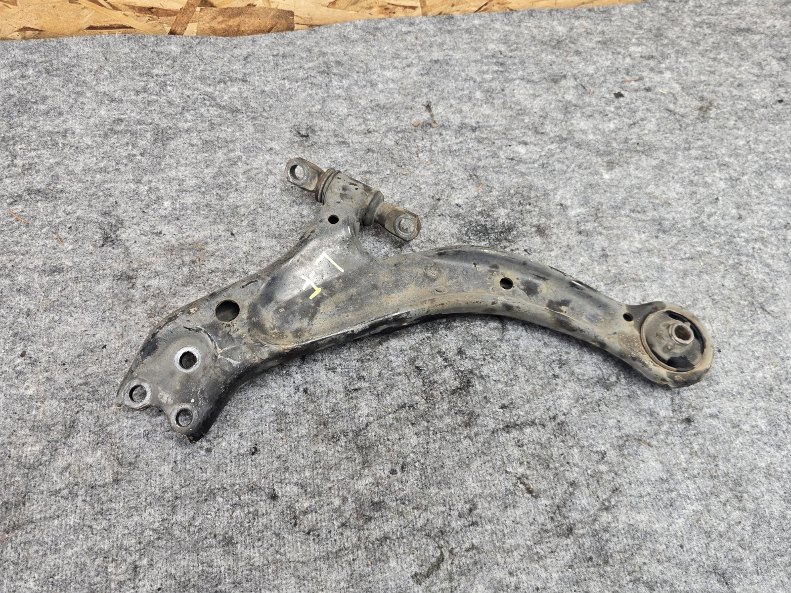 TOYOTA AVALON 95-99 LOWER CONTROL ARM FRONT LEFT OEM