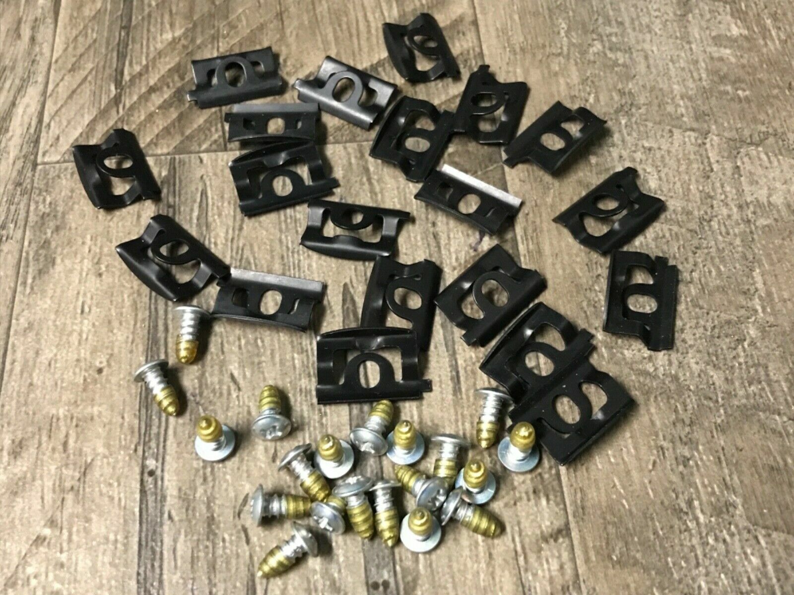 Rear glass window moulding clips & screws for 68 69 70 Charger