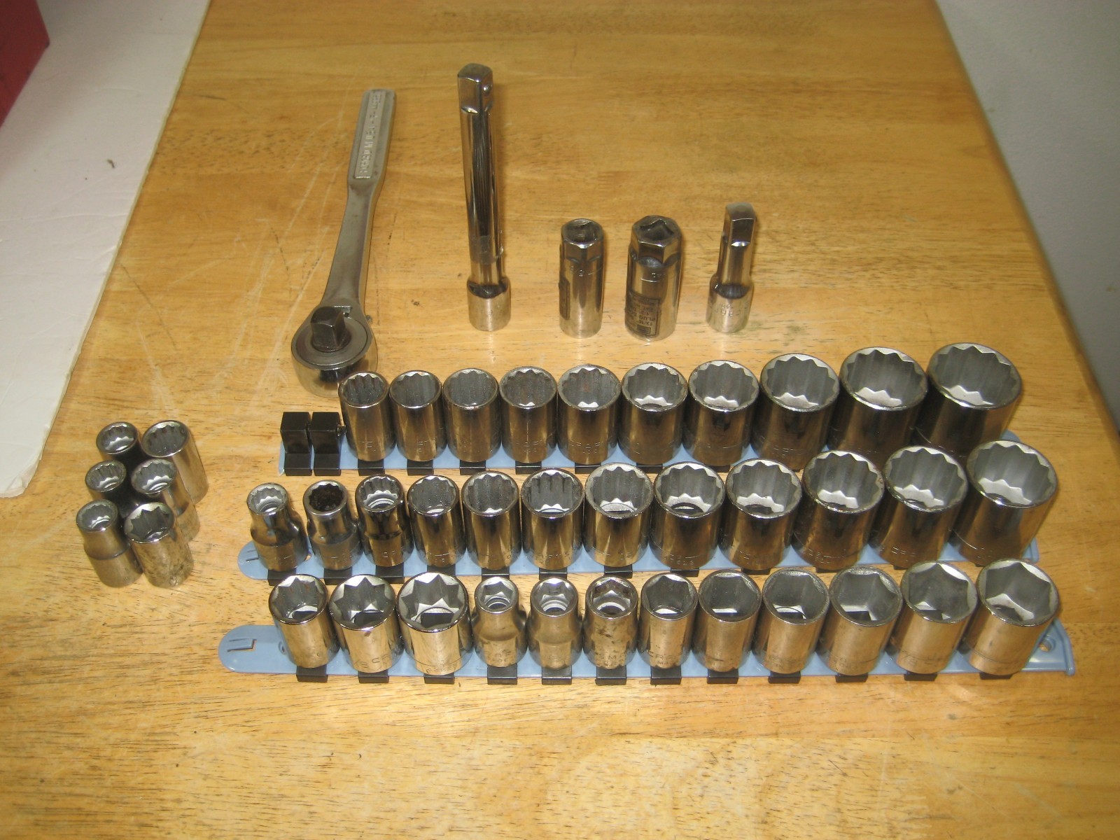 Vint Craftsman 42 Sockets Metric & SAE 1/2″ Drive G Series – Ratchet- 3 & 6″ Ext