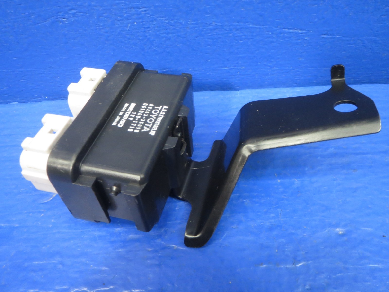 RUST FREE. TESTED! 96-00 Toyota 4Runner A.B.S. (TRAC) RELAY W/ BRACKET OEM. b48