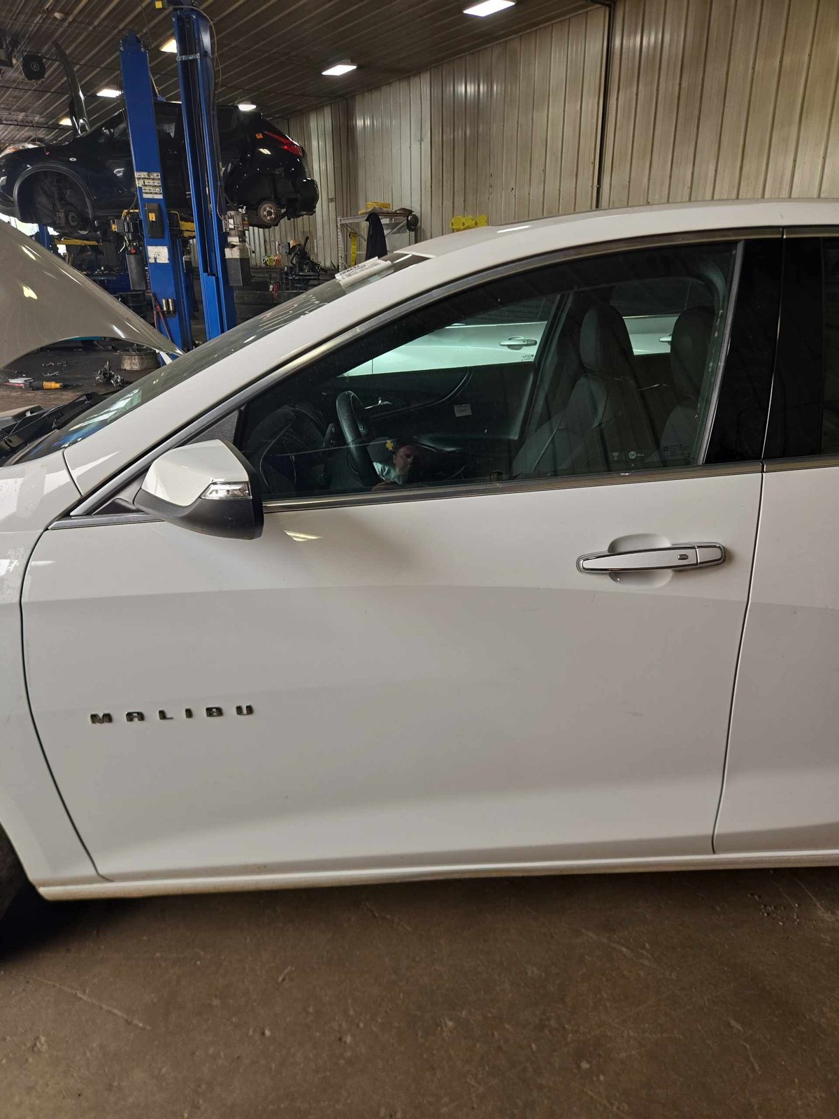 Used Front Left Door Assembly Front fits: 2018 Chevrolet Malibu VIN Z 4th digit