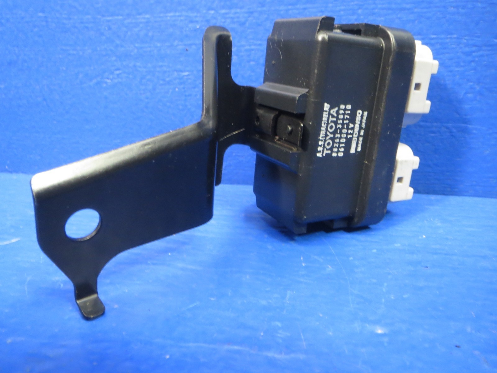 RUST FREE. TESTED! 96-00 Toyota 4Runner A.B.S. (TRAC) RELAY W/ BRACKET OEM. b48