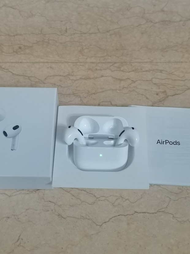 Apple Earphones 3rd Generation Wireless In-Ear Headset With Charging Box White