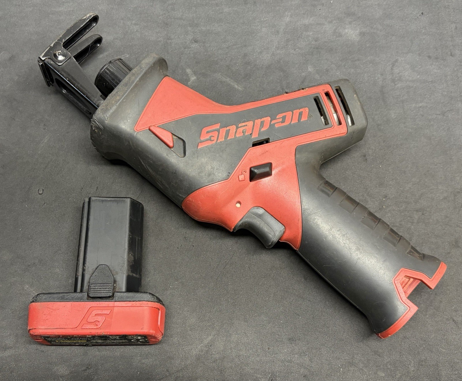 NICE! Snap On CTRS761 RED Reciprocating Saw with 14.4v Lithium Ion Battery