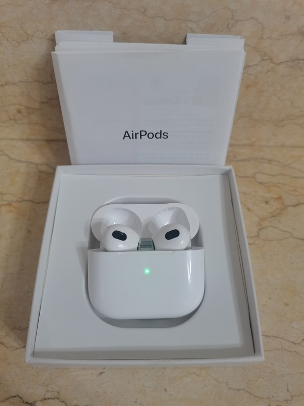 Apple Earphones 3rd Generation Wireless In-Ear Headset With Charging Box White