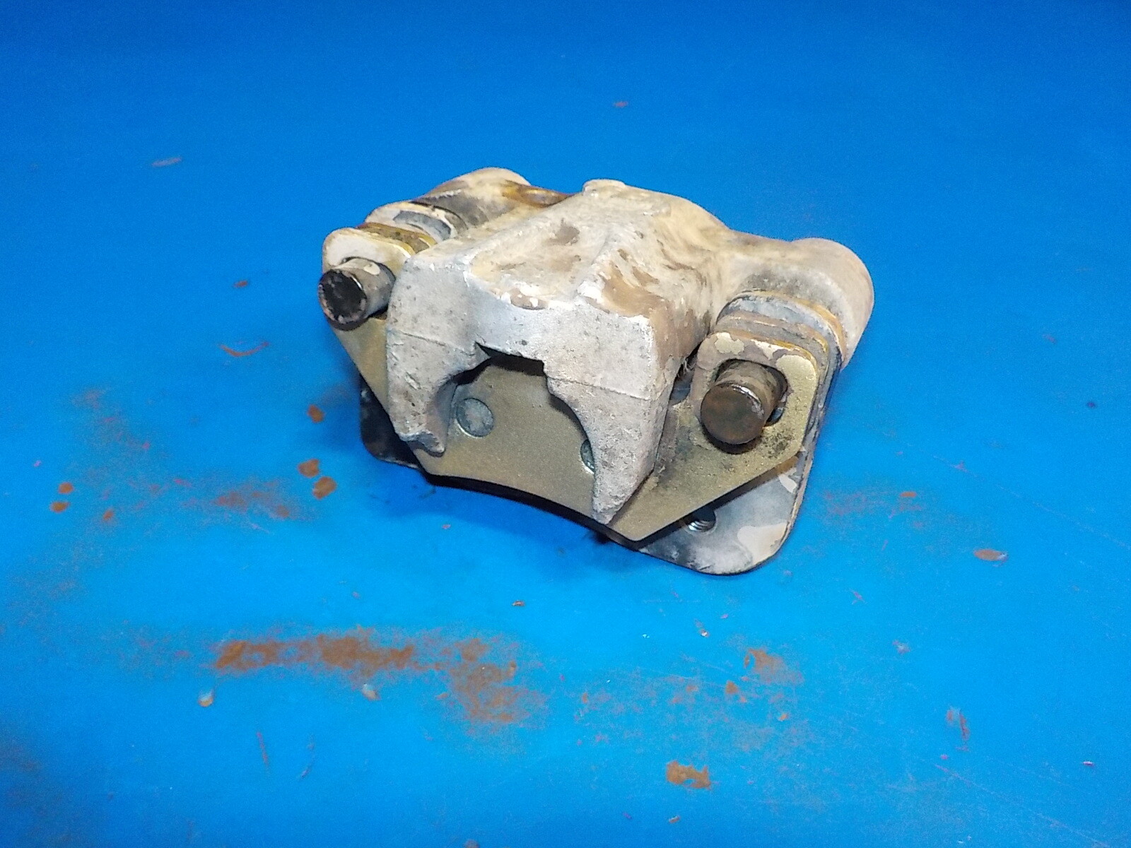ARCTICCAT 400 2006 REAR BRAKE CALIPER ,DAMAGED AS SHOWN IN PICTURES, USED