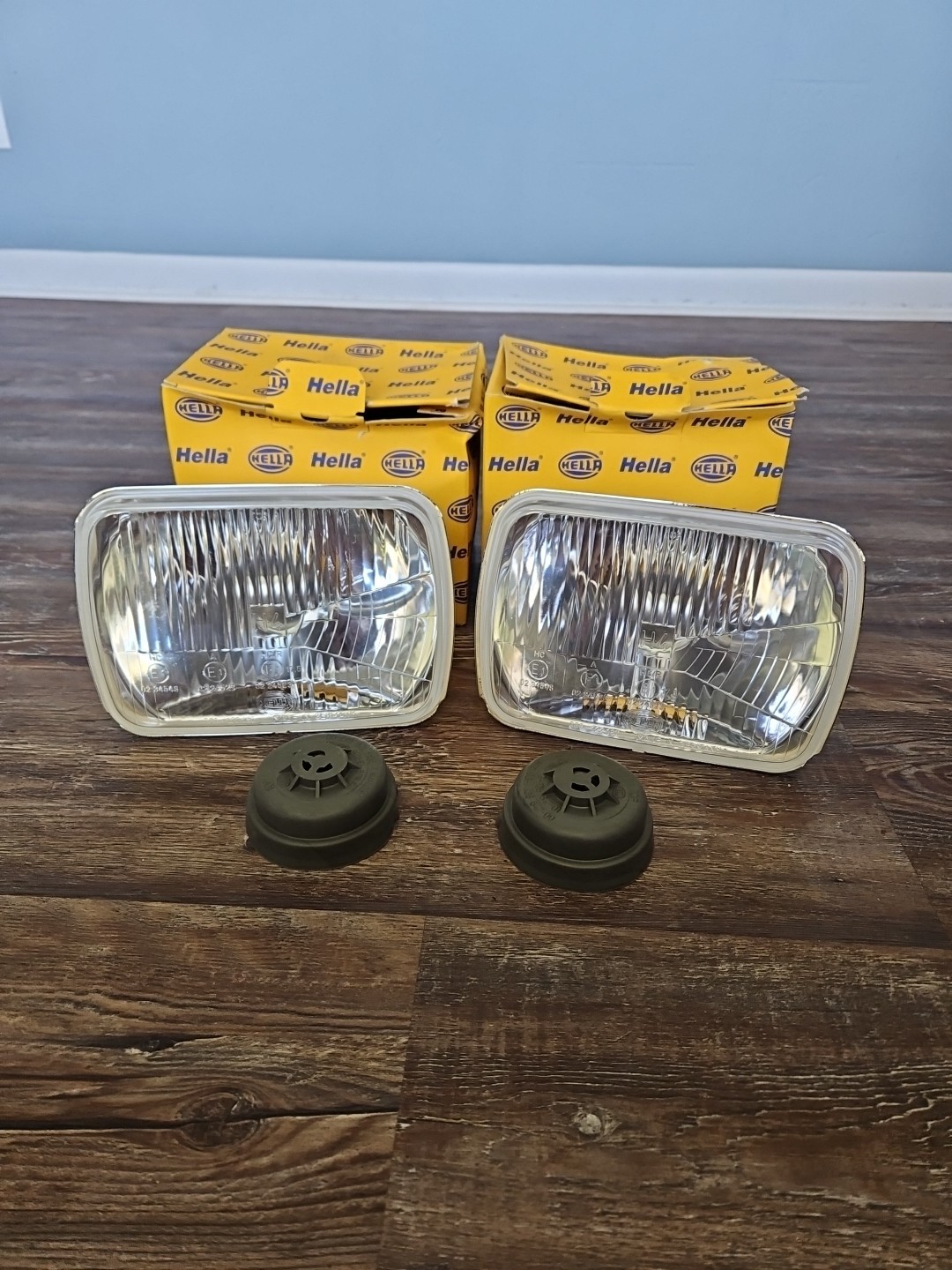 LOT OF 2 HELLA H4 INSERT CONVERSION HEADLIGHTS 190X132MM W/DUST COVER- 003427011