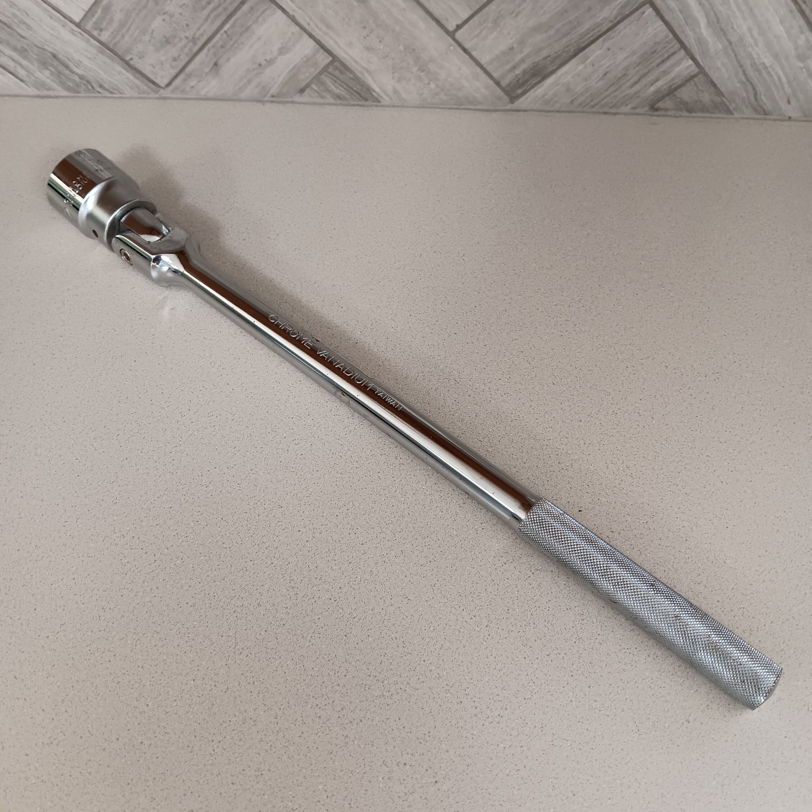 18″Drive Breaker Bar 1/2 Drive Flexible Head Chrome Vanadium Steel W/1.5″ Socket