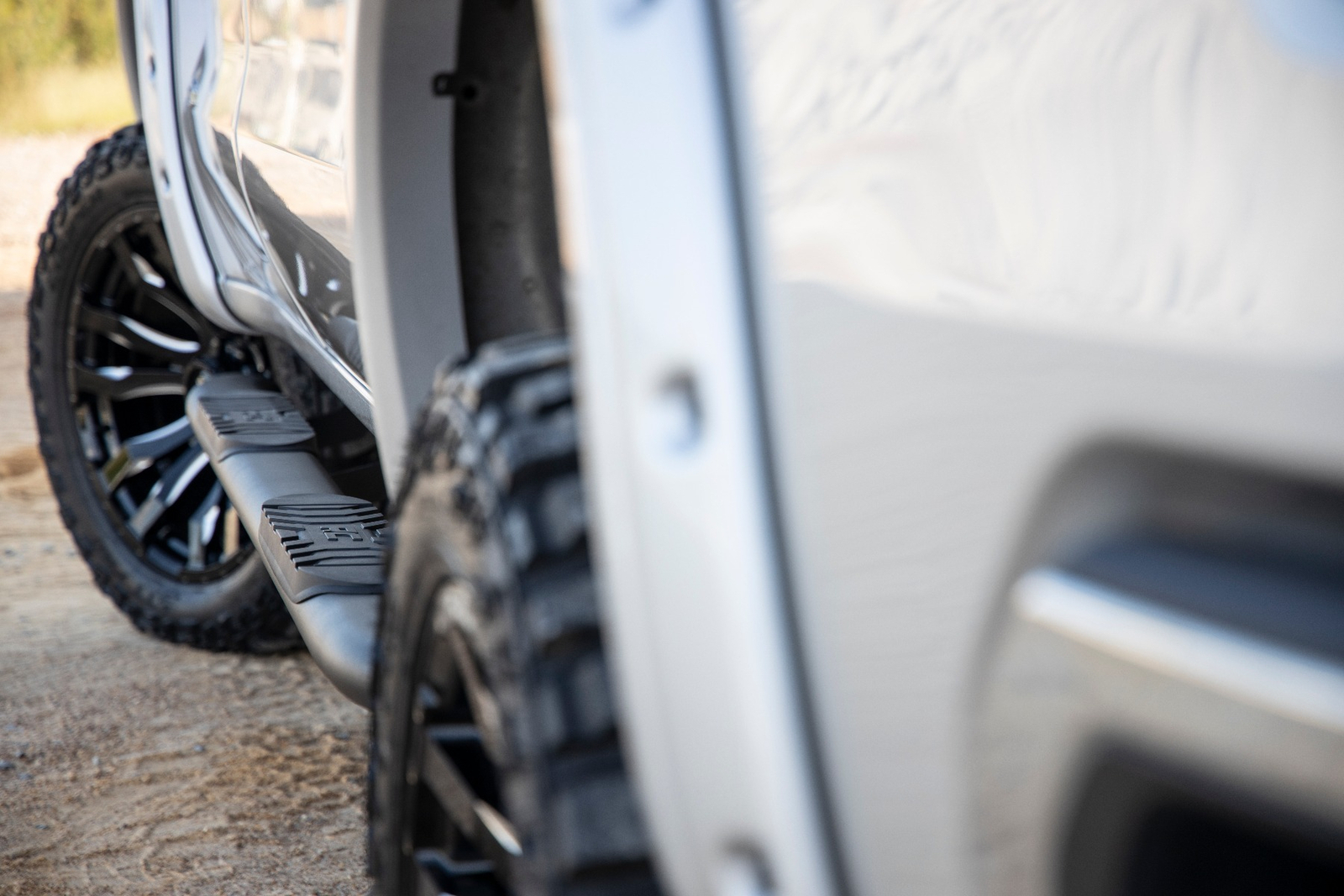 Rough Country Oval Steps for 19-24 Chevy/GMC 1500 | 20-24 HD | Crew Cab – 21002