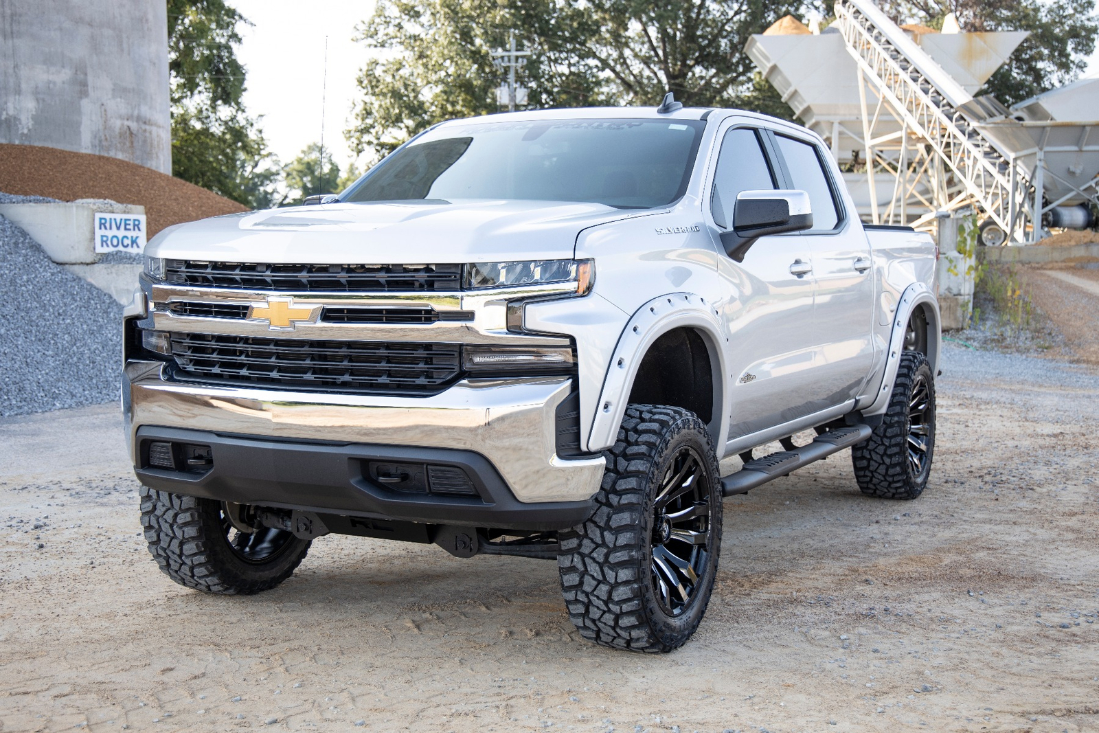 Rough Country Oval Steps for 19-24 Chevy/GMC 1500 | 20-24 HD | Crew Cab – 21002