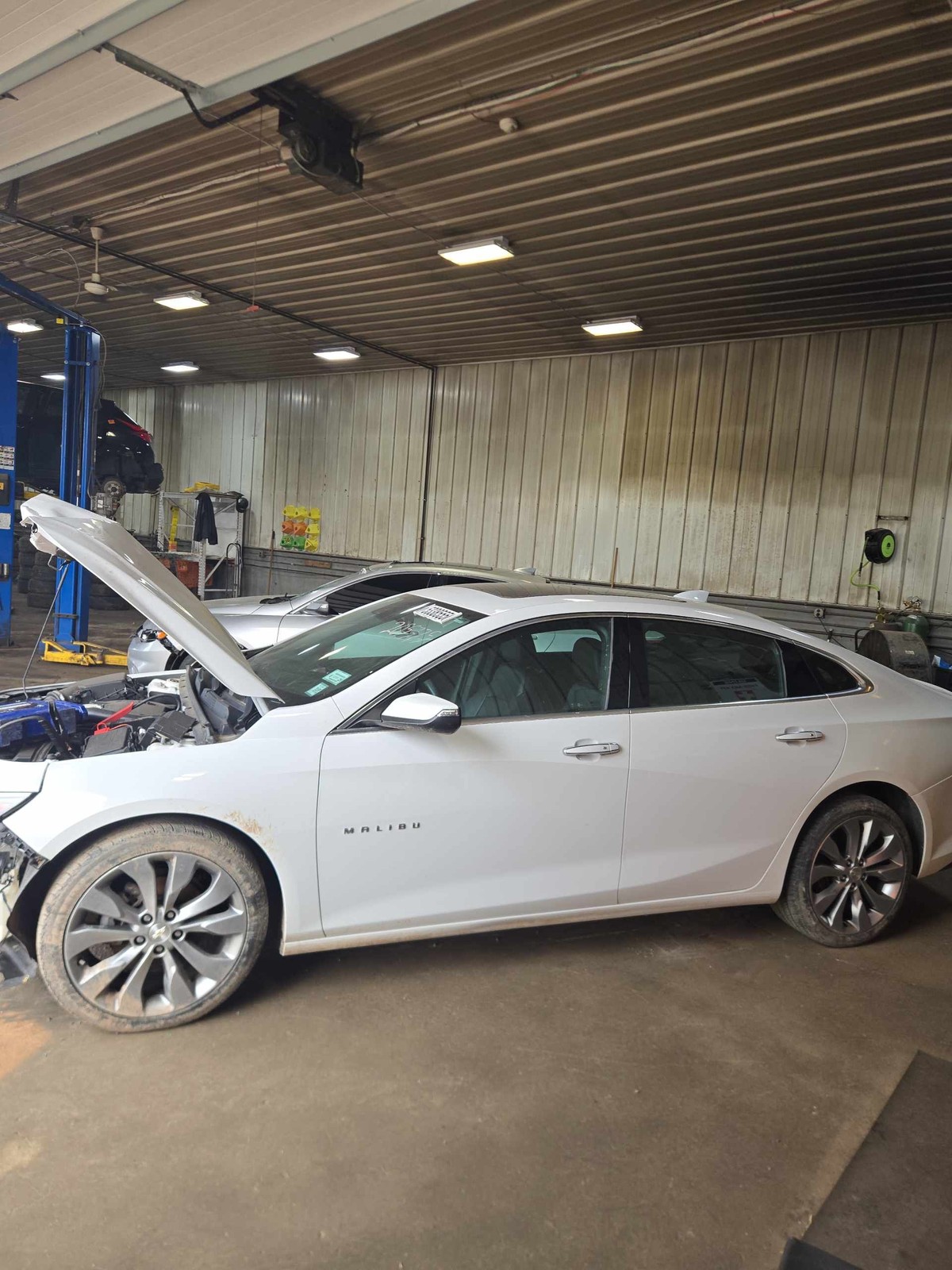 Used Front Right Door Assembly Front fits: 2018 Chevrolet Malibu VIN Z 4th digit