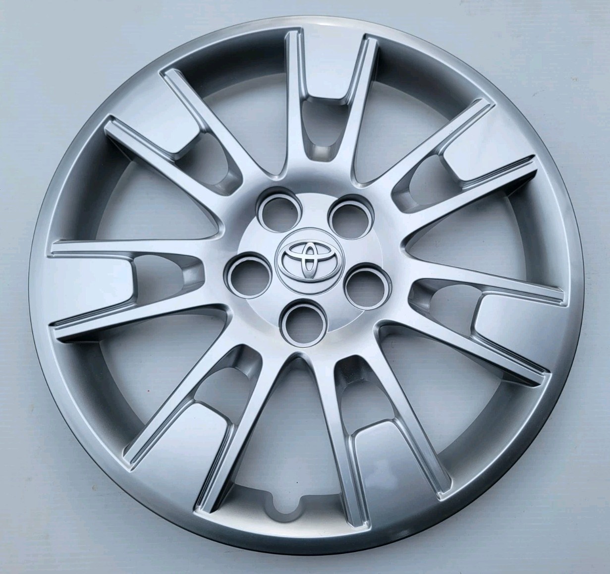 Toyota Corolla 16″ Replacement Hubcap Wheel Cover 2014–2016 (1) Single 61173