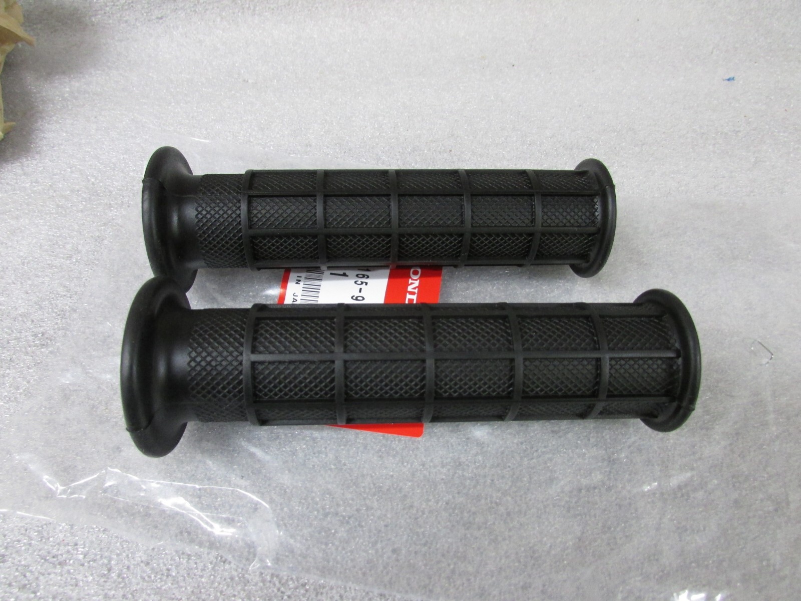 NOS HONDA ATC250ES BIG RED ATC250R ATC350X OEM HANDLEBAR GRIPS PR 7/8″