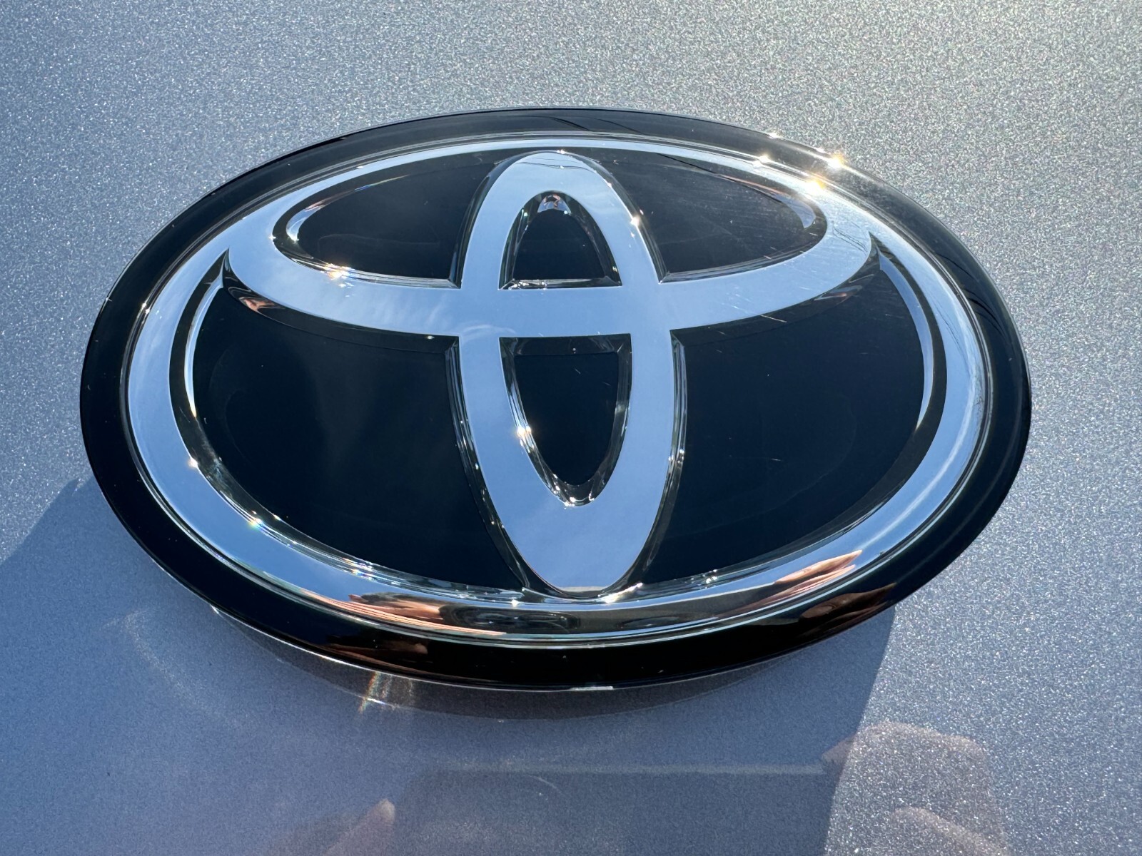 FITS TOYOTA COROLLA GRILLE FRONT EMBLEM 90975-02124 OEM 2019 2020 2021 2022 2023
