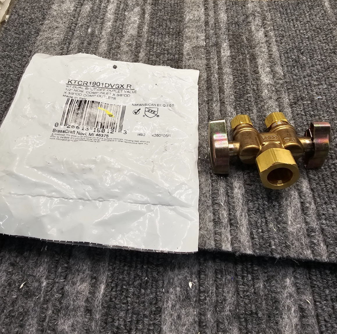 BrassCraft KTCR1901DVSX R: 1/2 in. Nom Comp x 3/8 in. O.D. Comp x 3/8 in. O.D.
