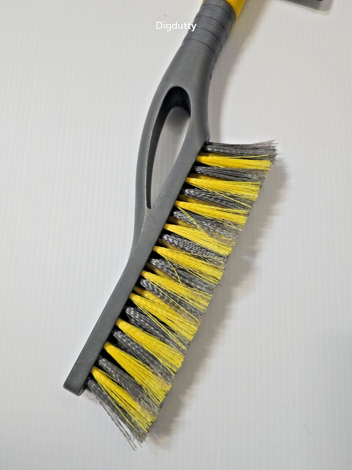 Shell LIGHTWEIGHT 24″ Snowbrush W/ Bear Claw Car Ice Scraper – Yellow / Grey