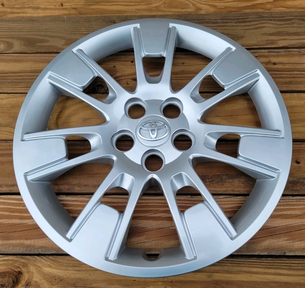 Toyota Corolla 16″ Replacement Hubcap Wheel Cover 2014–2016 (1) Single 61173
