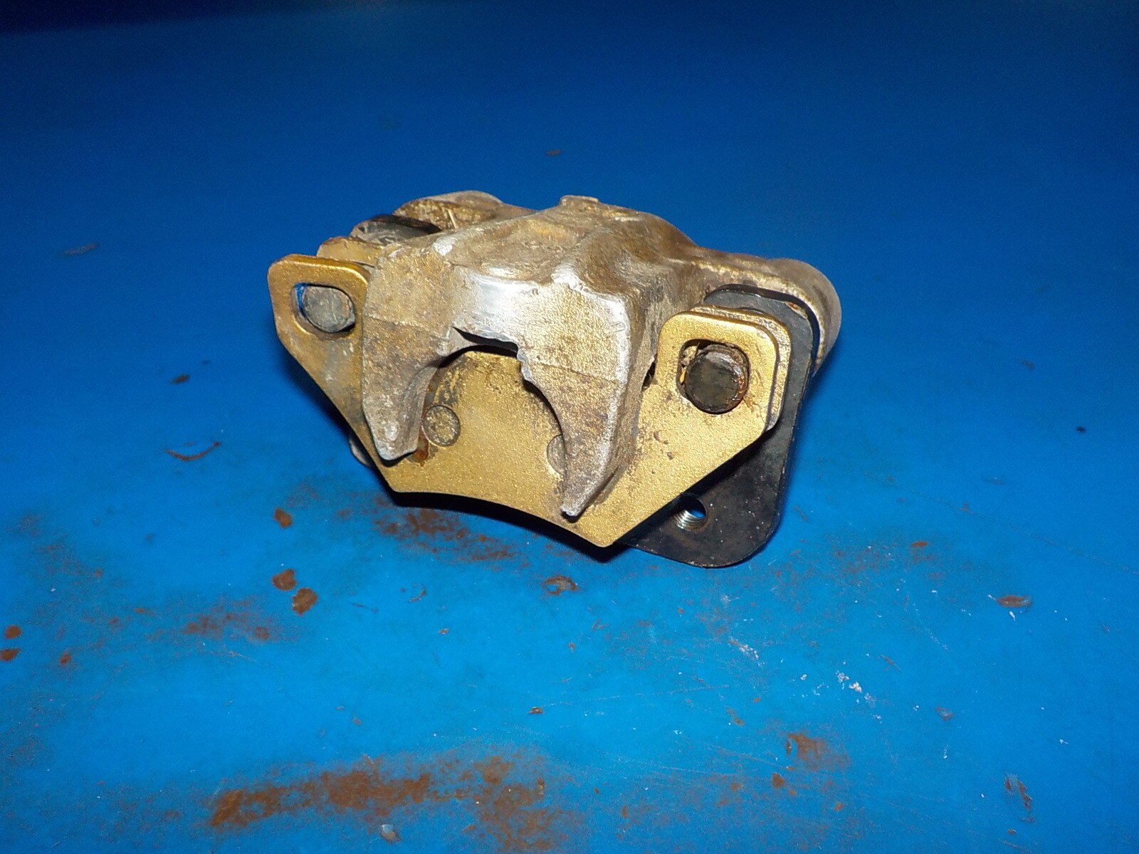 ARCTIC CAT 400 2006 LEFT FRONT BRAKE CALIPER ,DAMAGED AS SHOWN IN PICTURES,USED
