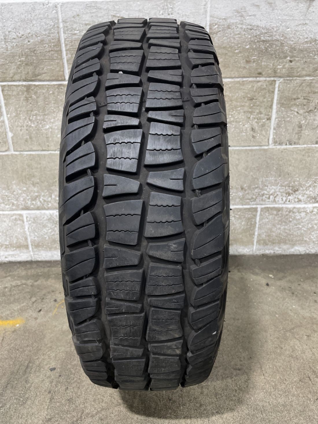 1x P225/65R17 Uniroyal Laredo AT 1892 11/32 102 H Used Tire 2256517