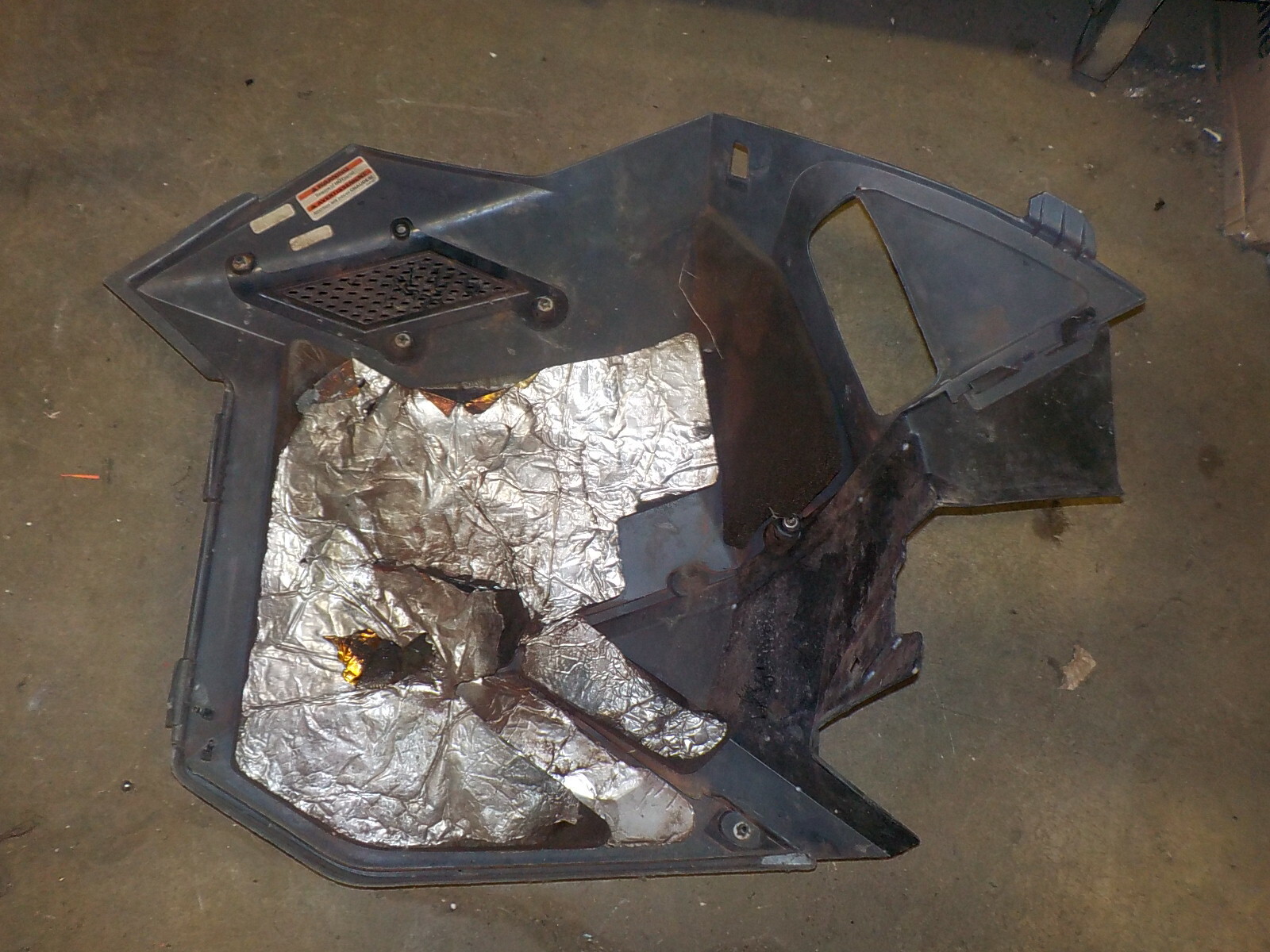 SKIDOO 800 2012 LEFT SIDE PANEL ,DAMAGED AS SHOWN/SEEN IN PICTURES , DIRTY USED
