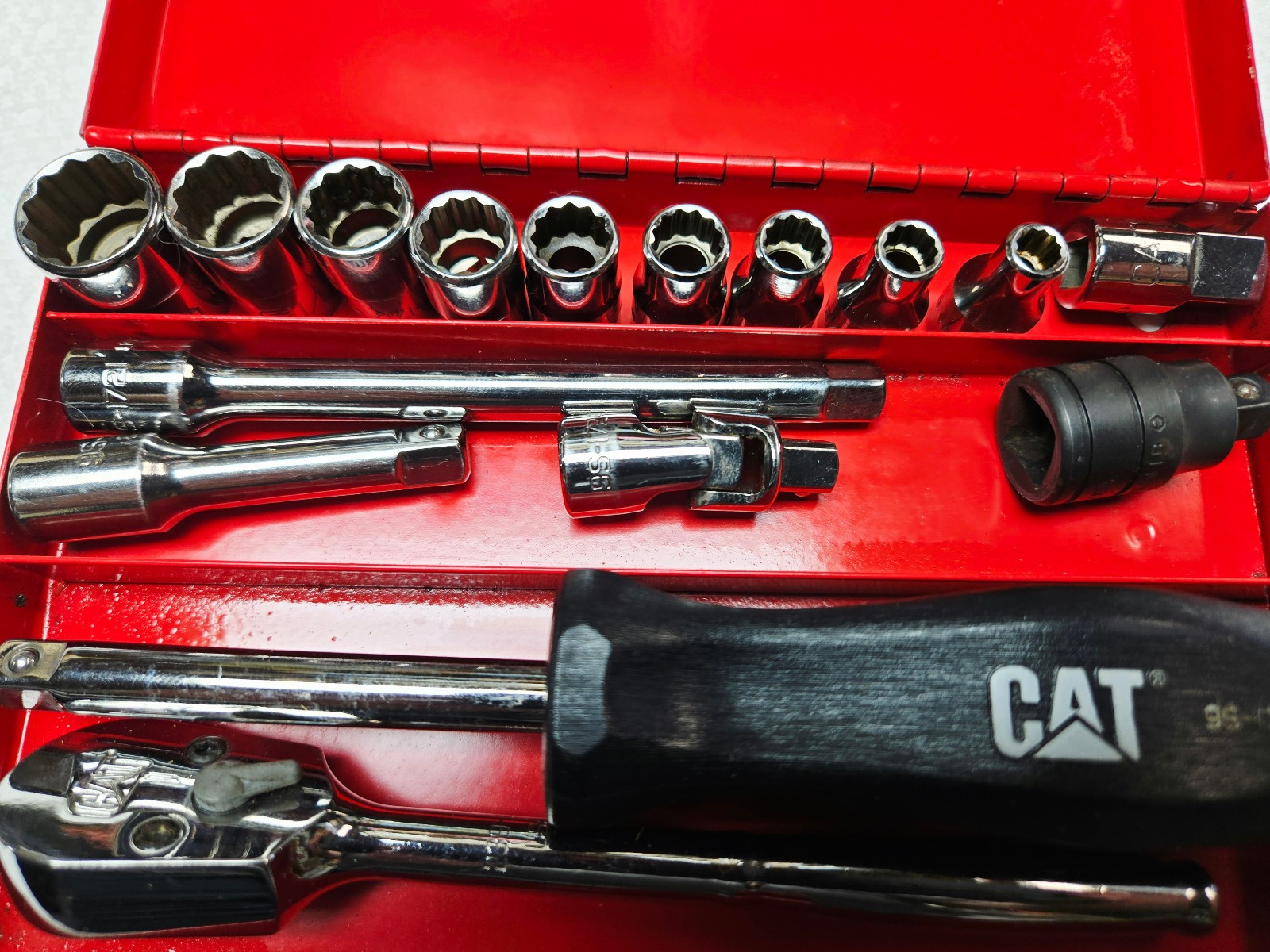CAT Caterpillar 1/4″ Drive Ratchet & Socket Set w/ Extensions Adapters