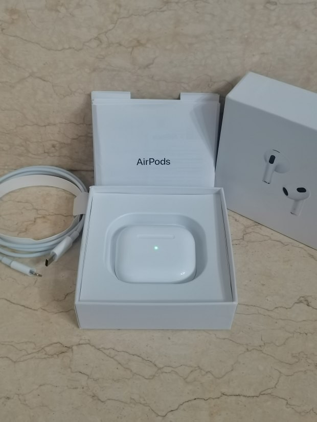 Apple Earphones 3rd Generation Wireless In-Ear Headset With Charging Box White