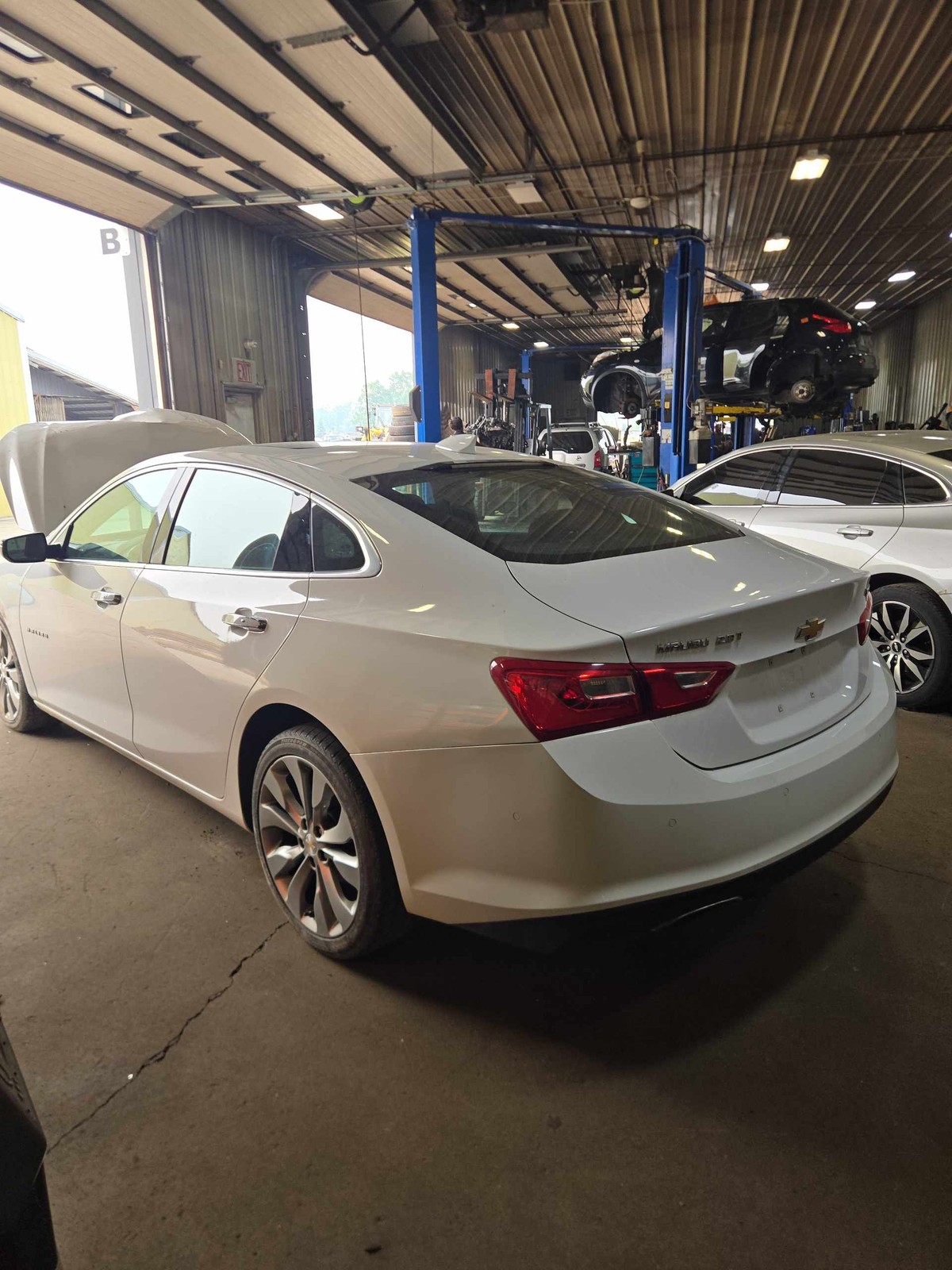 Used Front Right Door Assembly Front fits: 2018 Chevrolet Malibu VIN Z 4th digit