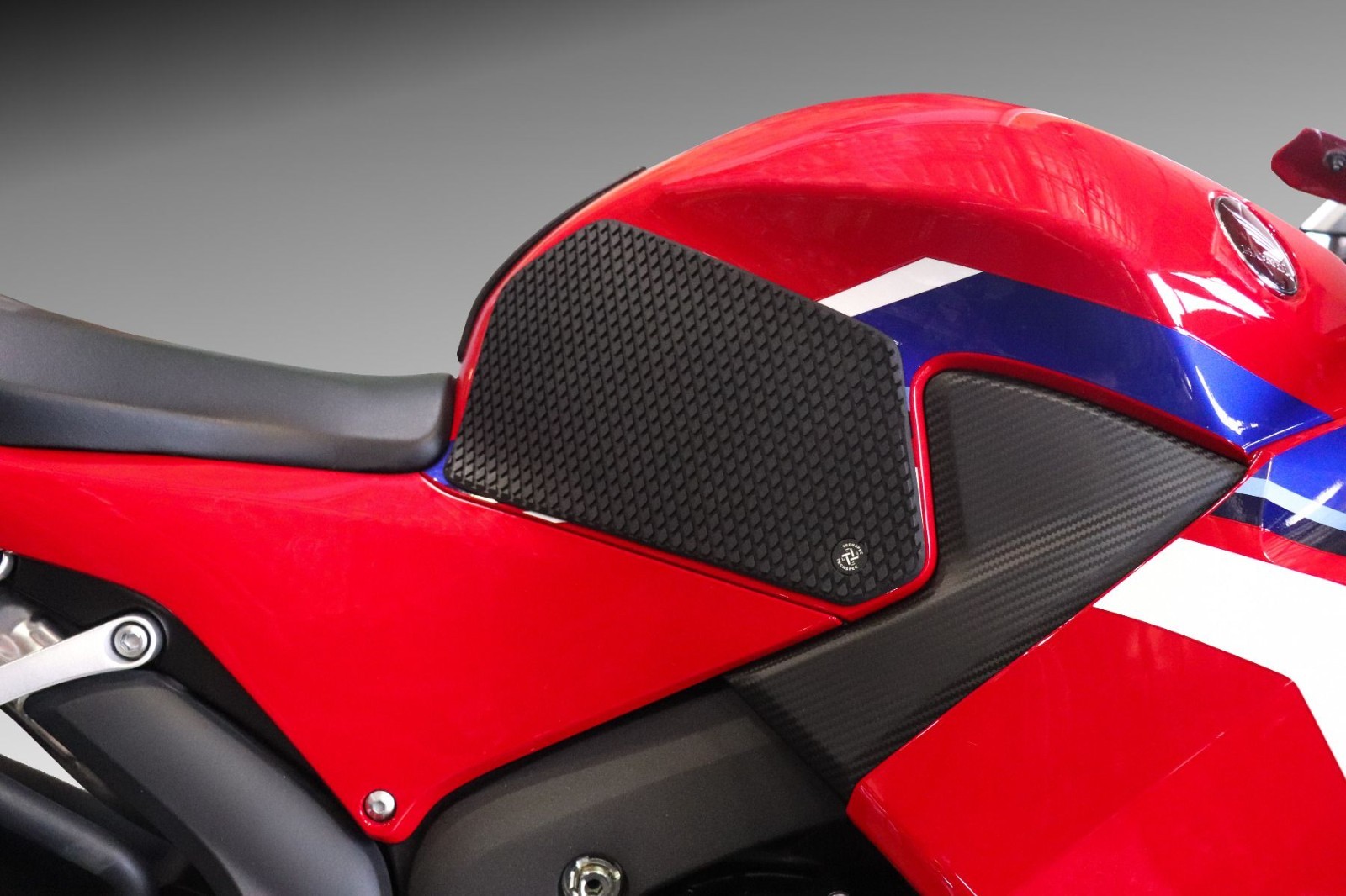 TechSpec Gripster Tank Grip Pads – U.S. CBR 600 RR (2020-CURRENT) – SnakeSkin