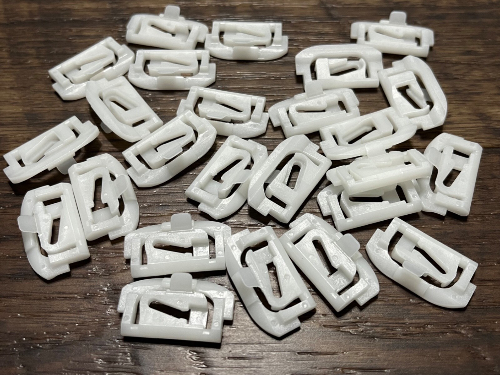 25 pcs 1975 – 80 Camaro Firebird rear glass back window moulding clips plastic