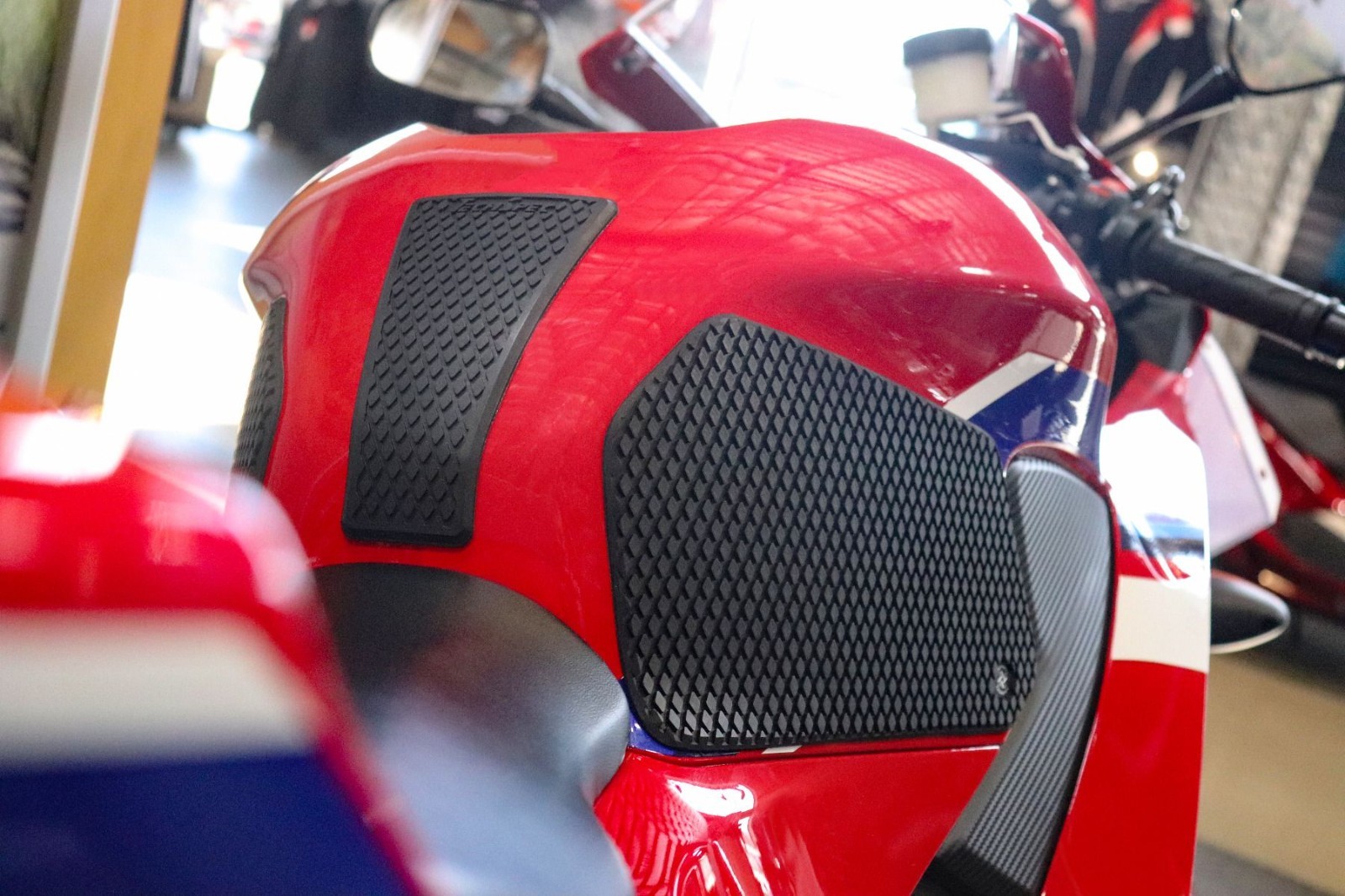 TechSpec Gripster Tank Grip Pads – U.S. CBR 600 RR (2020-CURRENT) – SnakeSkin