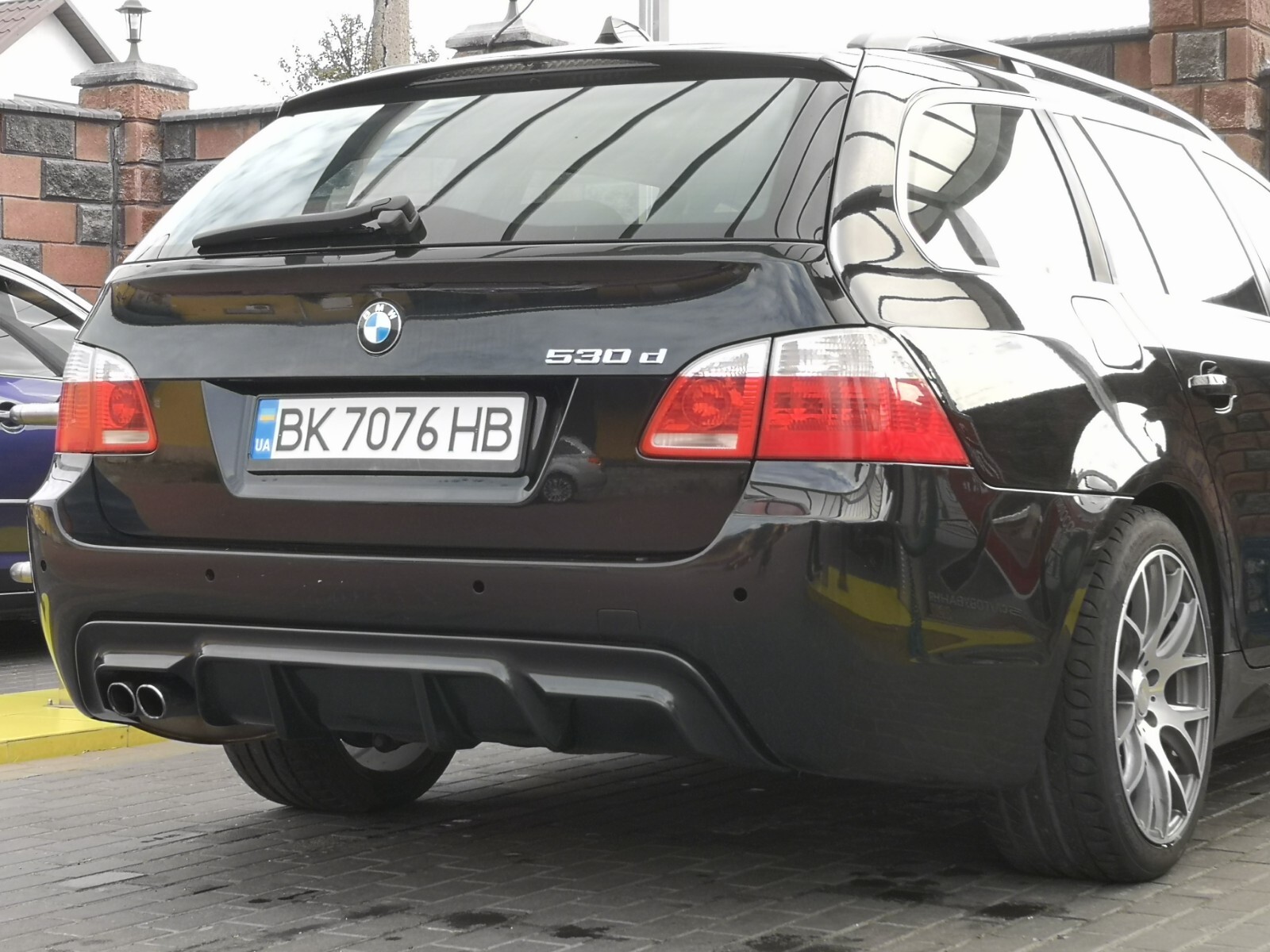 BMW E60 BMW E61 rear diffuser for m tech m sport bumpers abs plastic ( NON M5 )
