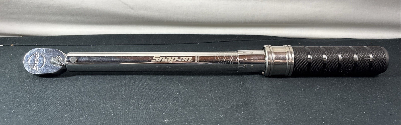 Snap-On Tools 3/8″ Dr. Adjustable Click-Type Micro Torque Wrench QE2R100 W/ Case