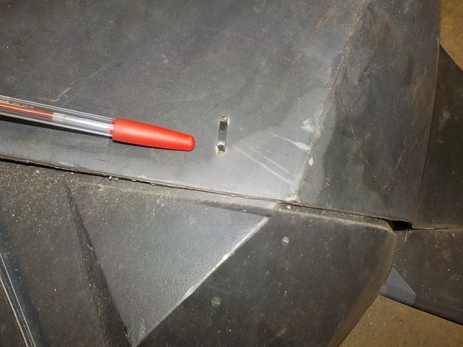 SKIDOO 800 2012 RIGHT SIDE PANEL ,DAMAGED AS SHOWN/SEEN IN PICTURES , DIRTY USED