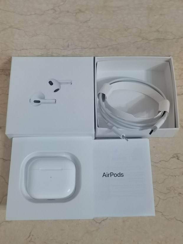 Apple Earphones 3rd Generation Wireless In-Ear Headset With Charging Box White