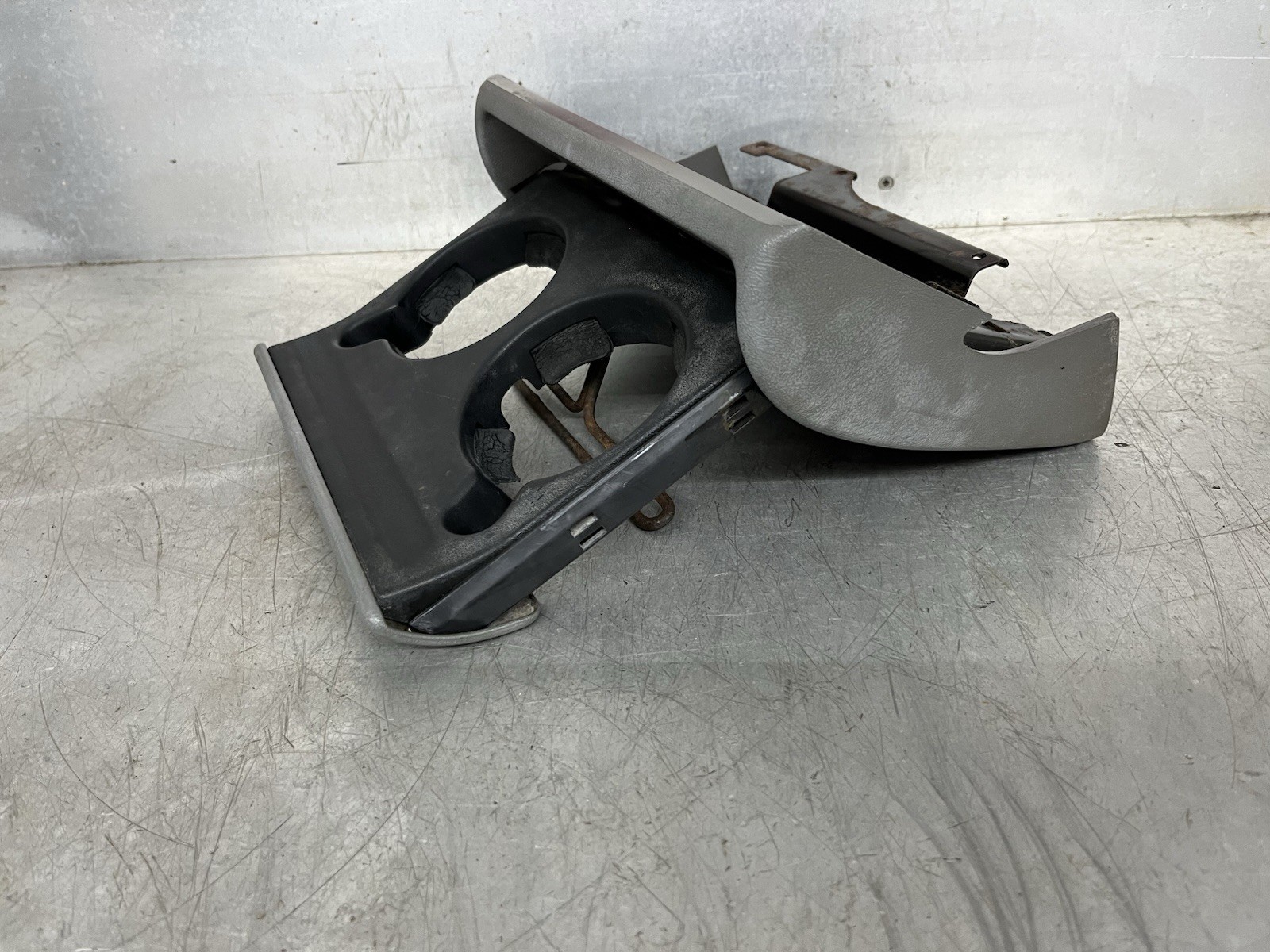 88-94 CHEVY SILVERADO SUBURBAN TAHOE GMC SIERR GRAY CUPHOLDER OEM 1989-1994