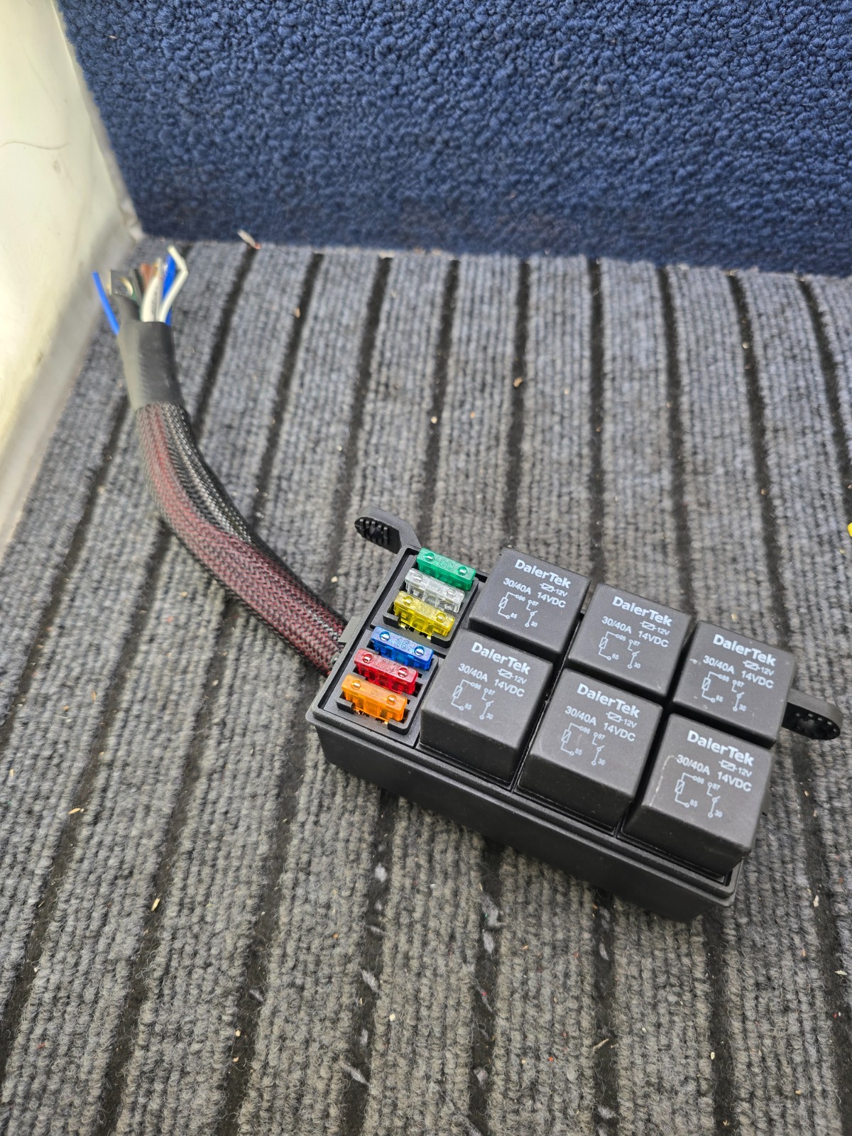 DaierTek 12V 6-Slot Pre-Wired Waterproof Relay and Fuse Box Assembly 30/40A