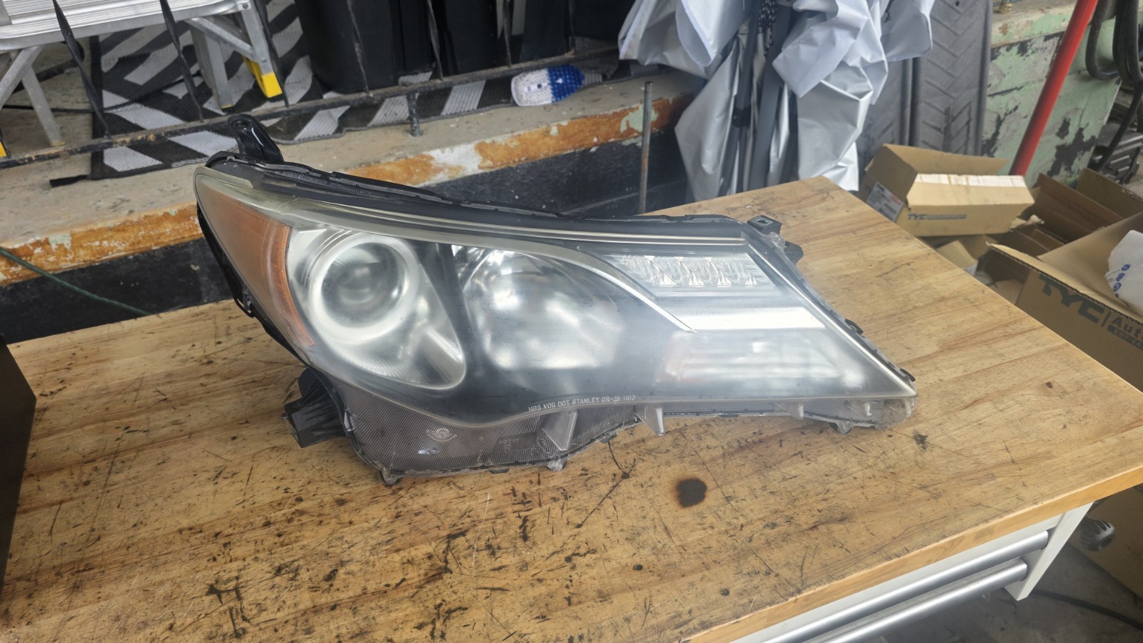 OEM 2013-2015 Toyota RAV4 LEFT/DRIVERS SIDE and PASSENGER SIDE/ RIGHT Headlight