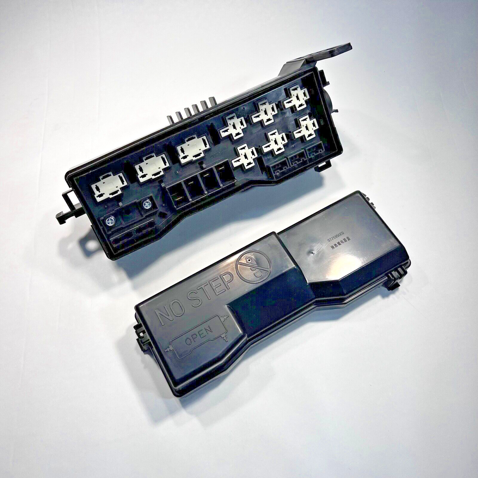 Fuse Relay Box + Cover for ISUZU NPR NQR NPR-HD NRR 94-07