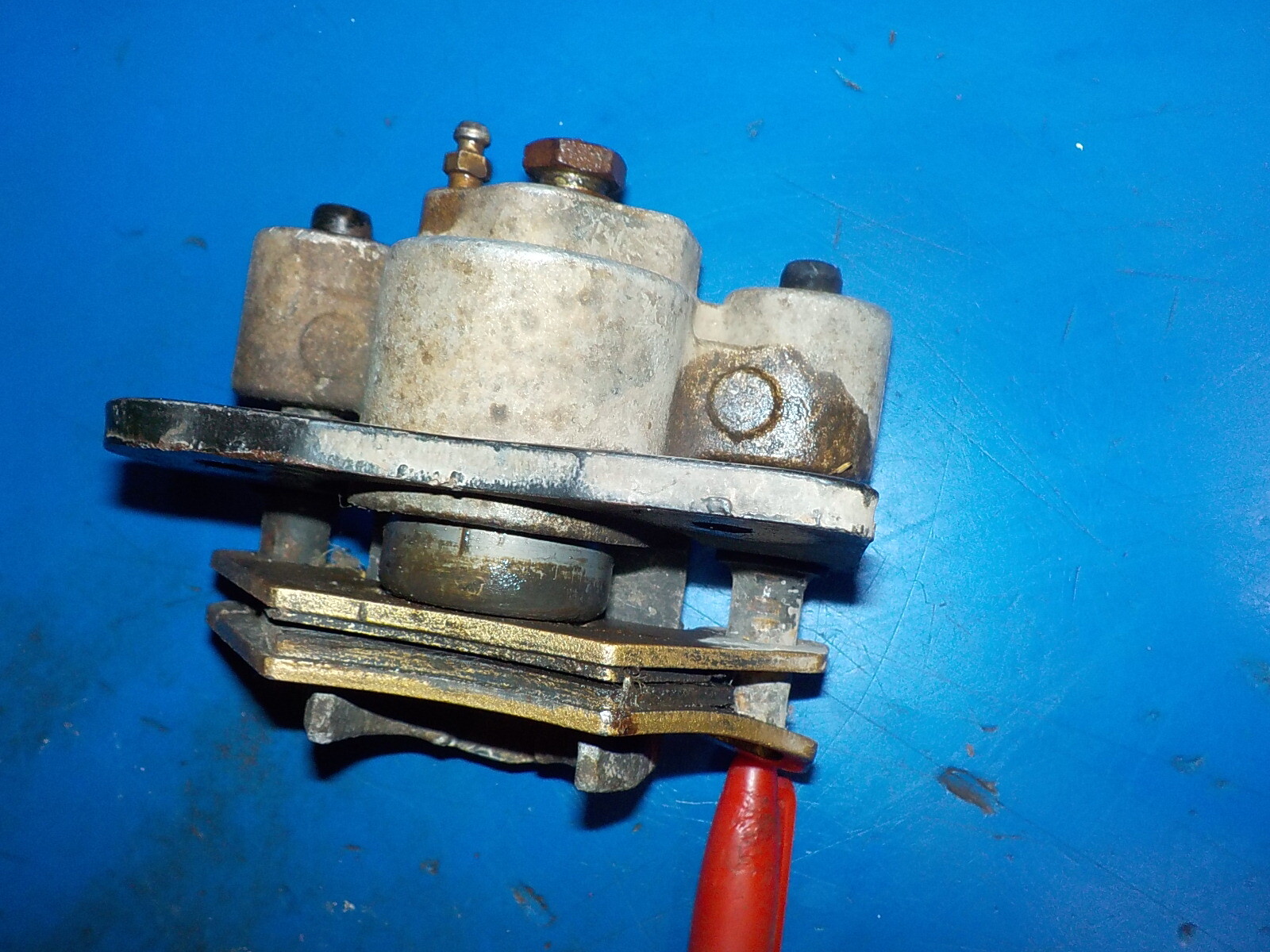 ARCTICCAT 400 2006 LEFT FRONT BRAKE CALIPER ,DAMAGED AS SHOWN IN PICTURES, USED