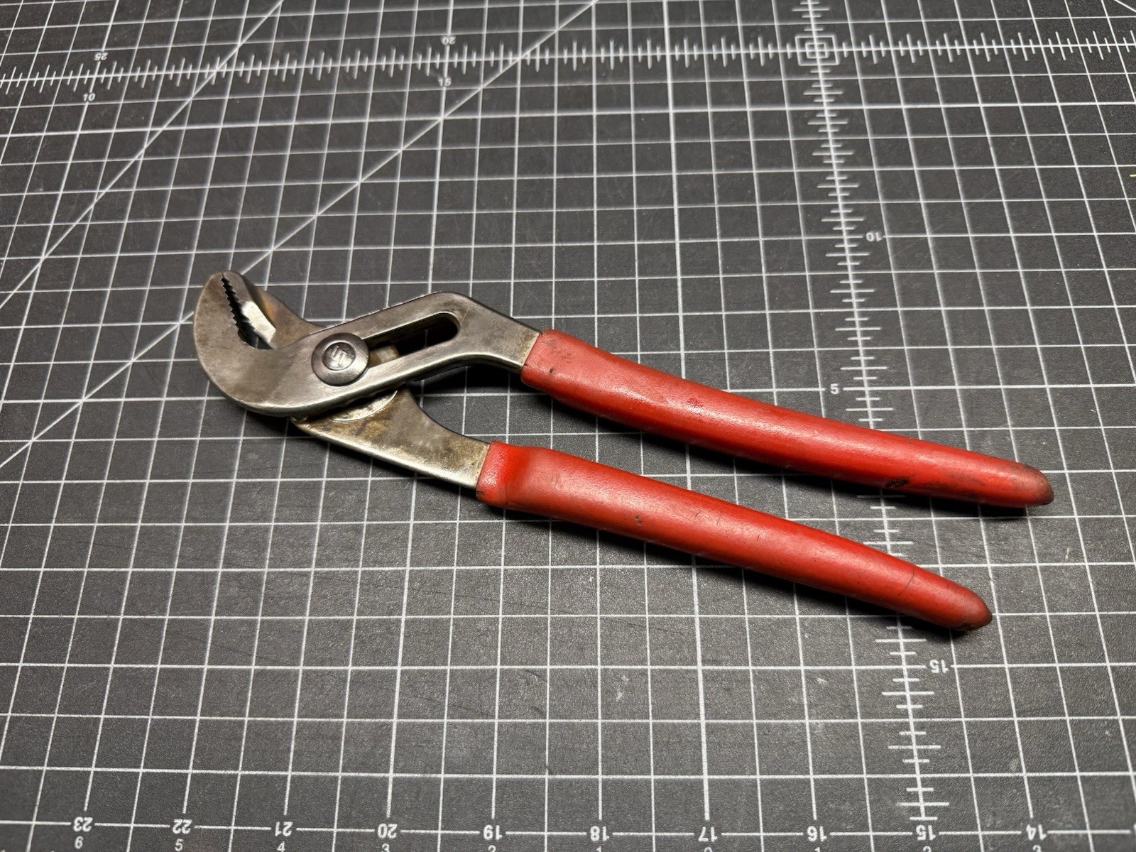 SNAP-ON 91ACP 9″ Adjustable Interlocking Channel Pliers RED Soft Grip