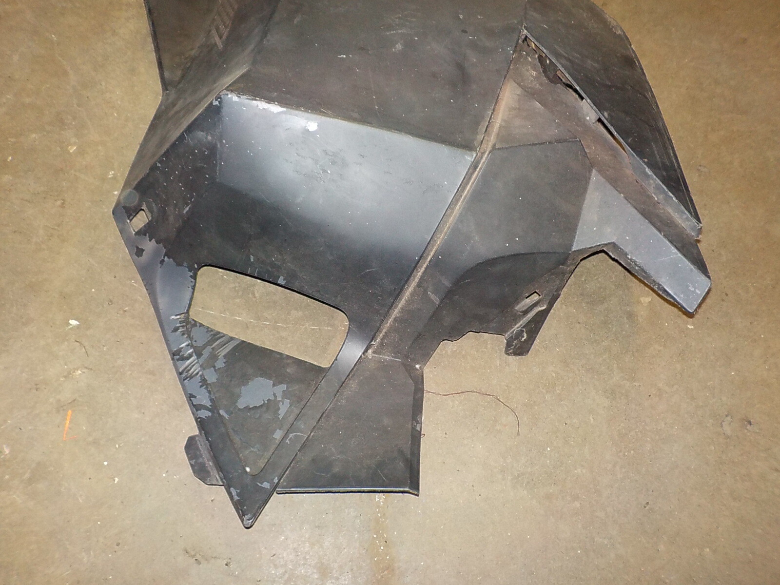 SKIDOO 800 2012 LEFT SIDE PANEL ,DAMAGED AS SHOWN/SEEN IN PICTURES , DIRTY USED