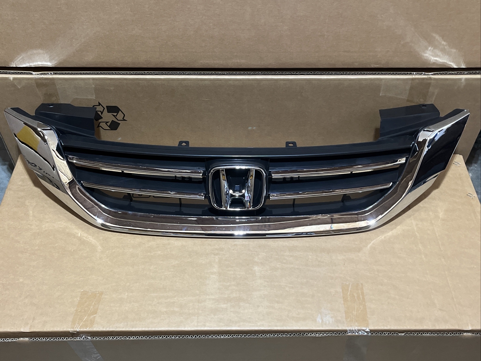 New 2013-2015 HONDA ACCORD SEDAN Front Bumper Upper Grille Assembly w/ Emblem