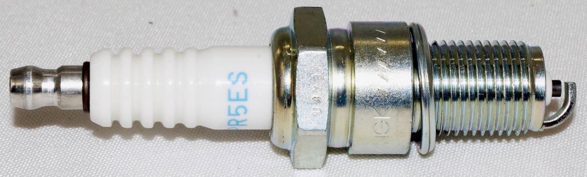 Set of 4 NGK Spark Plugs 7734 with Removable Tip BPR5ES