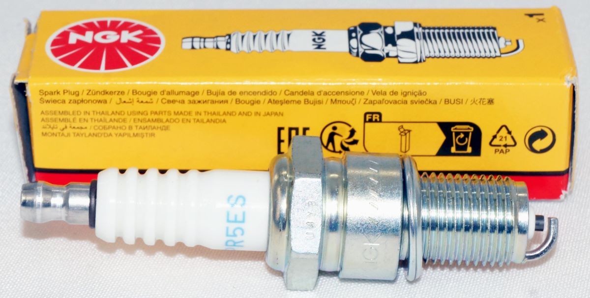 Set of 4 NGK Spark Plugs 7734 with Removable Tip BPR5ES