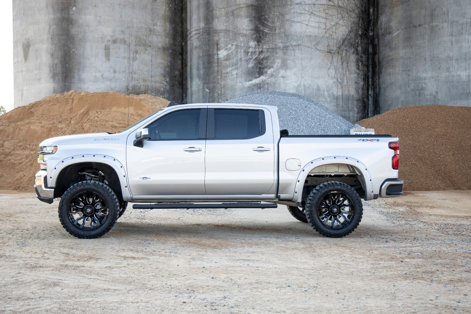 Rough Country Oval Steps for 19-24 Chevy/GMC 1500 | 20-24 HD | Crew Cab – 21002