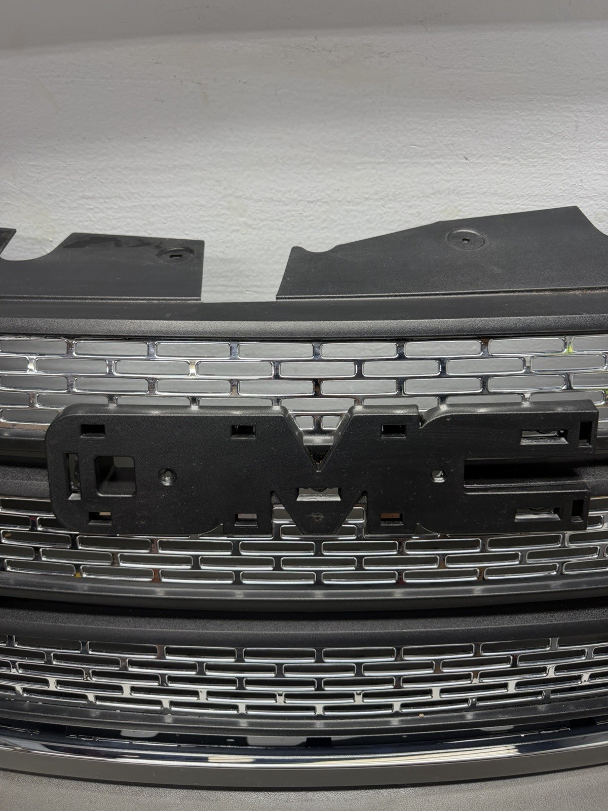 2010 – 2015 GMC Terrain Front Upper Grill Grille Black Chrome OEM