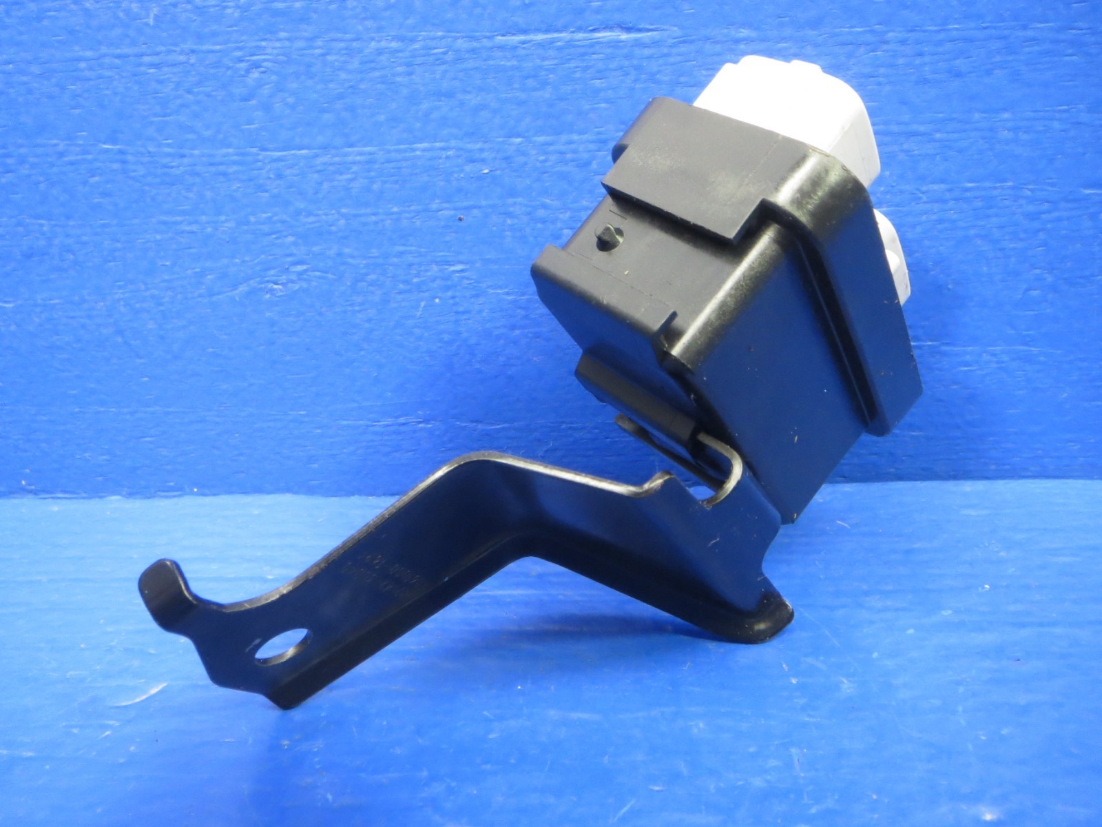 RUST FREE. TESTED! 96-00 Toyota 4Runner A.B.S. (TRAC) RELAY W/ BRACKET OEM. b48